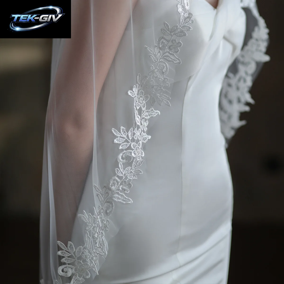 CC Brautschleier Damen Accessoires Hochzeit Haarschmuck Verlobung Haarschmuck Eine Schicht Spitze Applizierter Rand Mit Kammschleier V683-1
