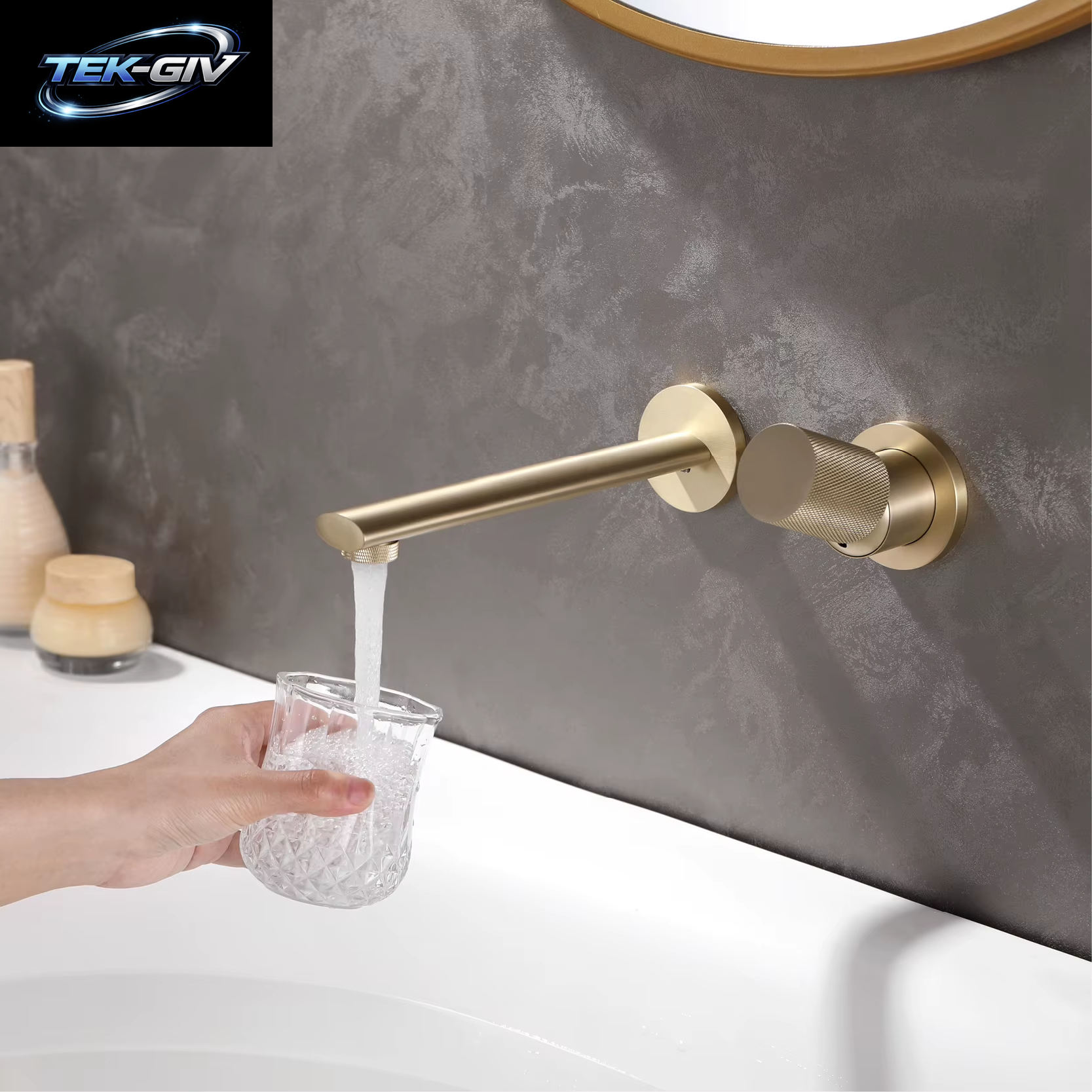 Luxuriöser, an Der Wand Montierter Badezimmerhahn Aus Gebürstetem Goldmessing Mit Einstellbarem Wasservolumen. Eingebettetes Design Für Warm- Und Kaltwasser-Waschtischarmaturen